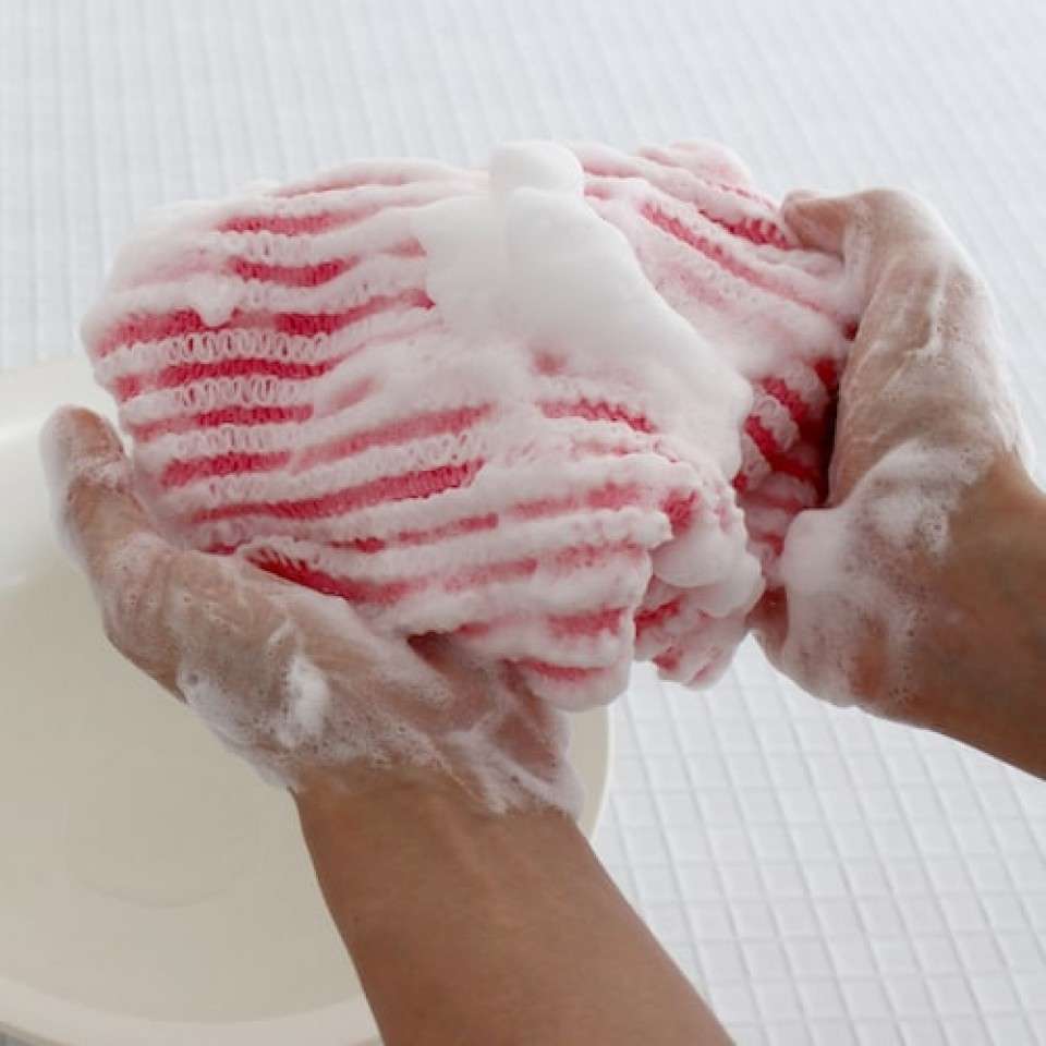 【体の洗い方】ボディタオルやスポンジを使って洗う