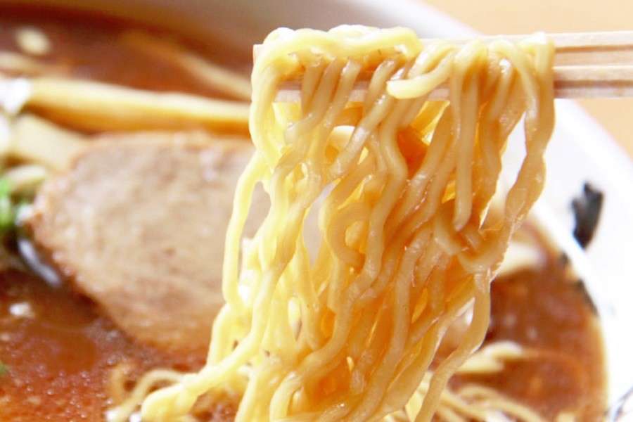  旭川ラーメンのスープは、脂が多め