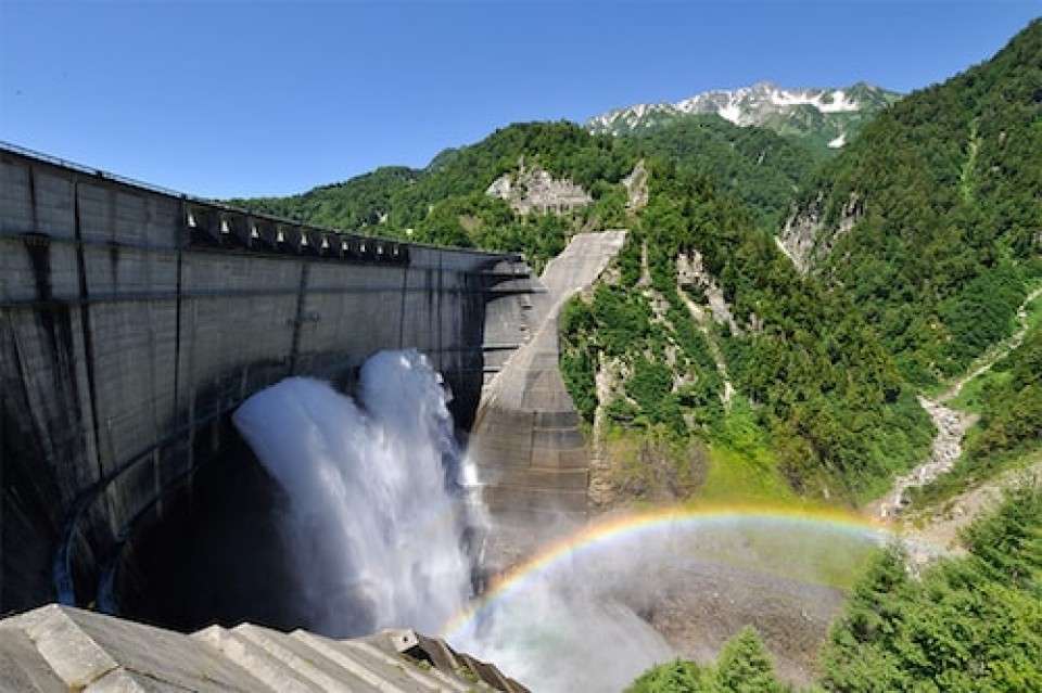 勇壮な観光放水は必見！日本が誇る黒部ダムの画像
